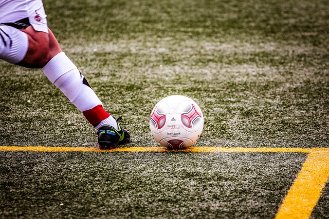 足球迈向更 足球迈向更