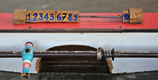 组敲响了警 组敲响了警